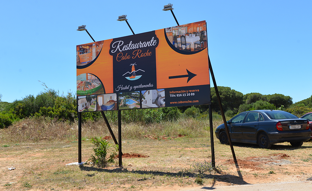 Rotulación valla publicitaria para Restaurante Cabo Roche.